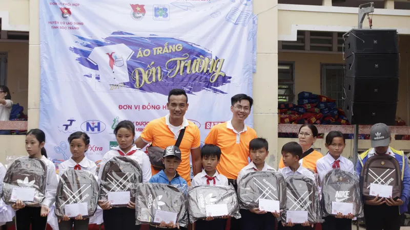 Mang “Áo trắng đến trường” cho 600 học sinh nghèo Cù Lao Dung, Sóc Trăng