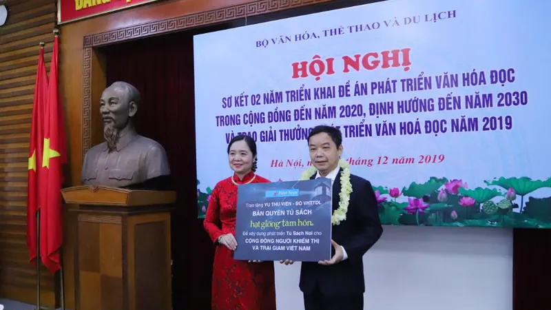 Bà Vũ Dương Thúy Ngà, Vụ trưởng Vụ Thư Viện, đại diện lên nhận bản quyền tủ sách Hạt giống tâm hồn