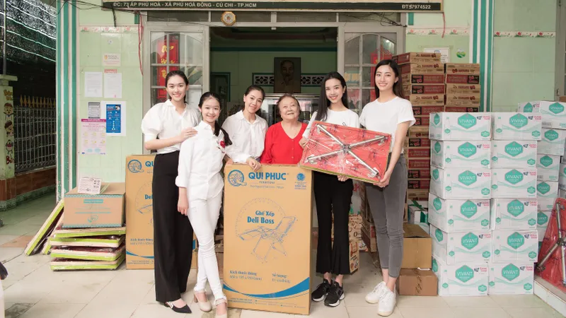 Tiểu Vy, Lương Thuỳ Linh cùng các á hậu thăm, tặng quà trẻ em kém may mắn