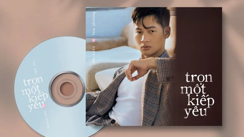 Ca sĩ Đức Tuấn trong buổi ra mắt album Trọn một kiếp yêu