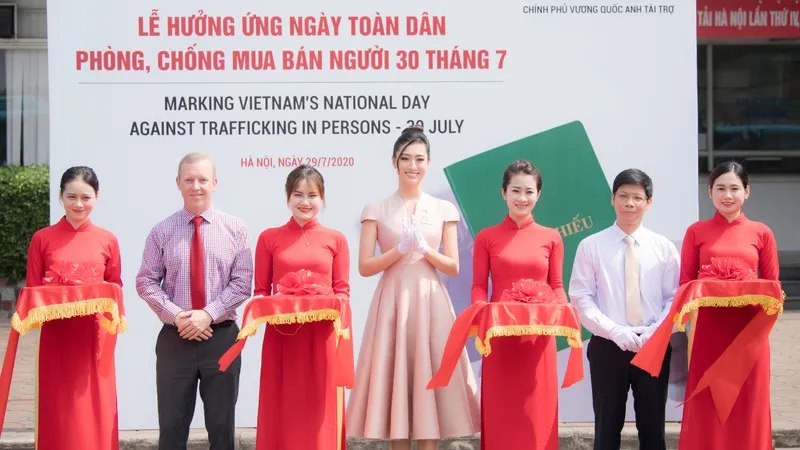 Hoa hậu Lương Thuỳ Linh đồng hành cùng Đại sứ quán Anh phòng, chống mua bán người