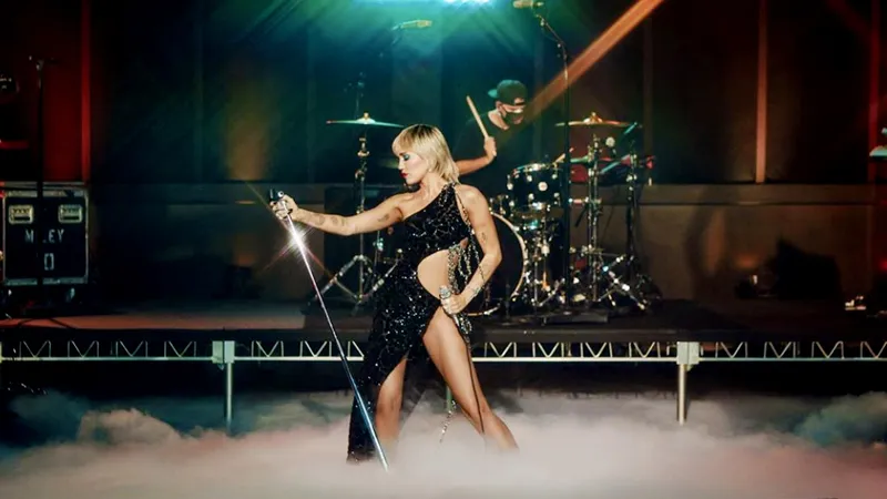 Miley Cyrus gợi cảm trong thiết kế của NTK Công Trí