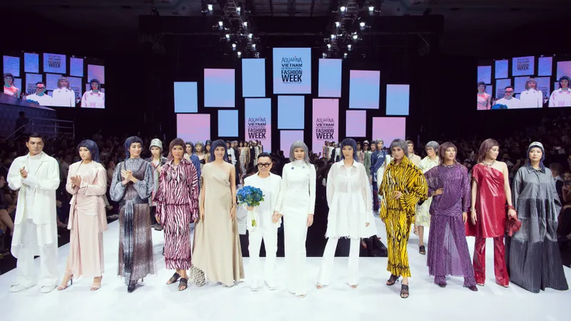 Hoa hậu Đỗ Thị Hà lần đầu catwalk khai mạc Aquafina Vietnam International Fashion Week 2020