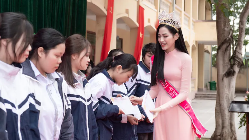 Hoa Hậu Đỗ Hà thăm trường cấp 3 và trao tặng quỹ học bổng Đỗ Hà