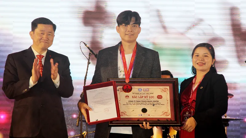 Ông Đặng Hoàng Tuấn - nhà sáng lập của Touch Music Center, đại diện 80 nghệ sĩ trống jazz nhận xác lập kỷ lục