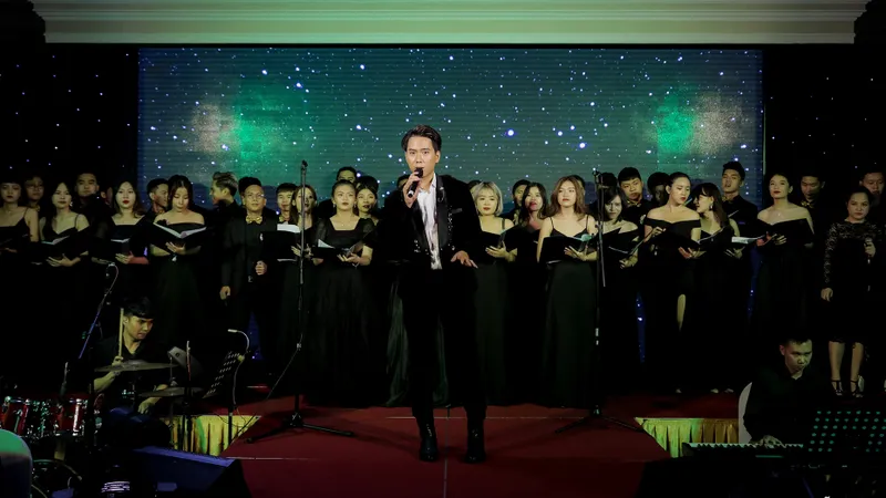 Nguyễn Minh Cường dàn dựng tiết mục hợp xướng 30 người “Hoa nở không màu” cùng tiếng hát Barry Nam Bảo