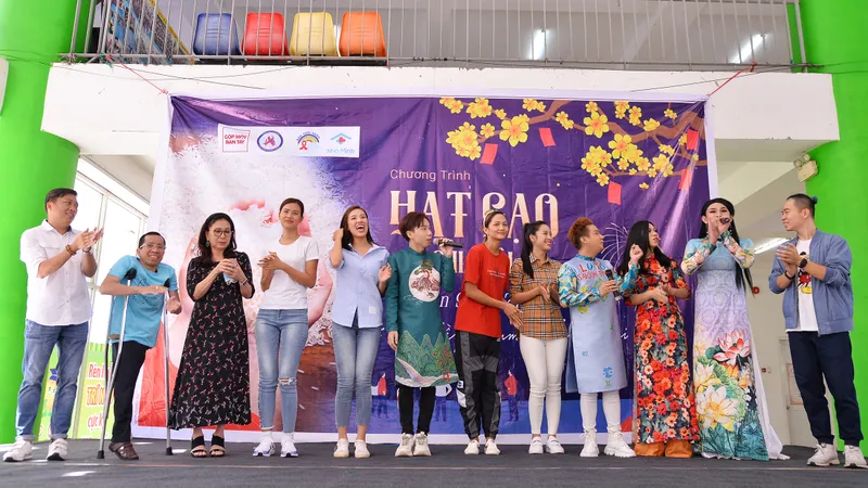 Hoa hậu H’Hen Niê, NSND Kim Xuân mang tết sớm đến trẻ em bị ảnh hưởng bởi HIV/AIDS