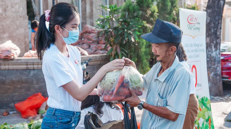 Á hậu Phương Anh, Kiều Loan, Thuý An, Diễm Trang chung tay giải cứu nông sản Hải Dương 