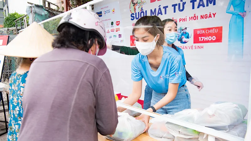 Hoa hậu Tiểu Vy, Kiều Loan, Phương Anh, Ngọc Thảo nấu 15.000 suất ăn cho bà con nghèo 