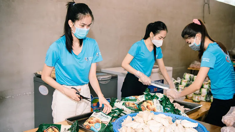Hoa Hậu Hà Kiều Anh, Đỗ Hà, Lương Thuỳ Linh “tiếp lửa” cùng người dân TPHCM chống dịch