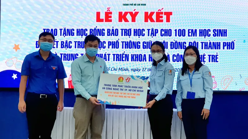 Trao tặng học bổng cho học sinh ảnh hưởng bởi dịch Covid-19