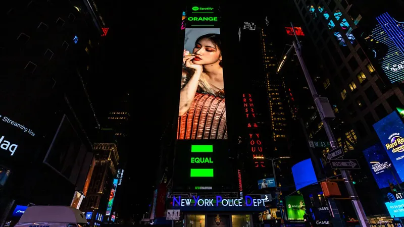 Vừa ra mắt MV mới, Orange xuất hiện trên billboard Quảng trường Thời đại (Mỹ)