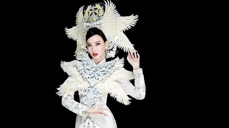 Đại diện Ái Nhi mang quốc phục áo dài của NTK Minh Châu đến Miss Intercontinental 2021