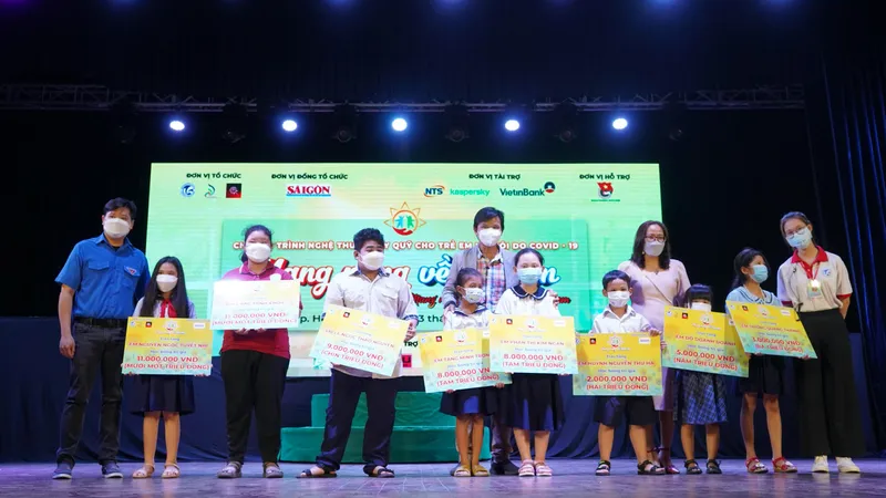 “Mang nắng về bên em” trao học bổng cho trẻ mồ côi tại Thành phố Thủ Đức