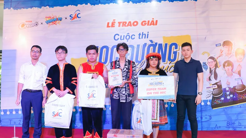 Trao giải cuộc thi “Học đường On the Mic” dành cho học sinh