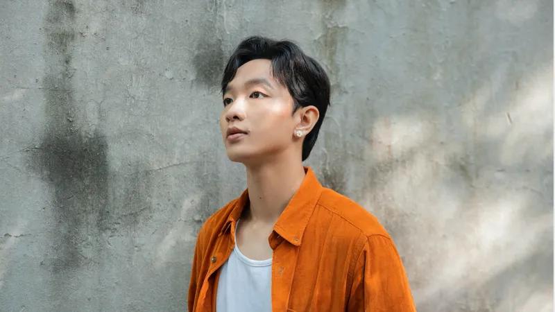 Hoàng Dũng khép lại EP “Gen​Z và Trịnh” với “Nắng thủy tinh”