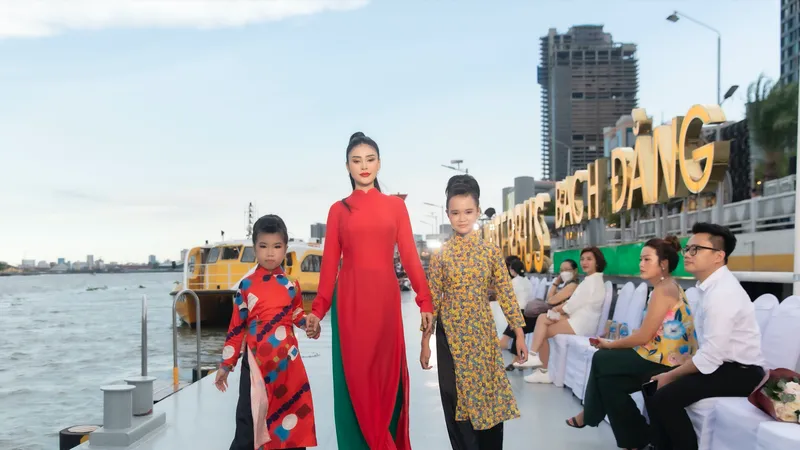 100 người mẫu trình diễn catwalk trên Bến Bạch Đằng 