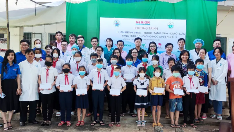 Khám bệnh, phát thuốc, trao tặng quà cho người dân, học sinh khó khăn vùng biên giới Bình Phước