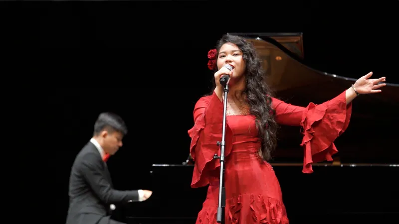 Bella Vũ giành Giải vàng, Giải bạc Liên hoan Nghệ thuật châu Á tại Singapore