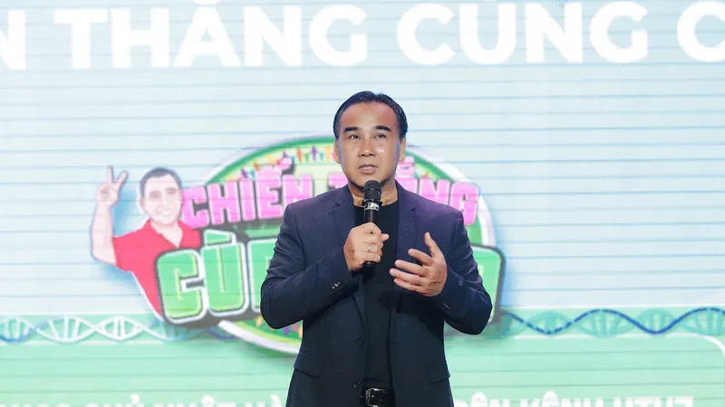 Nghệ sĩ Quyền Linh bật khóc khi thực hiện chương trình hỗ trợ trẻ tự kỷ