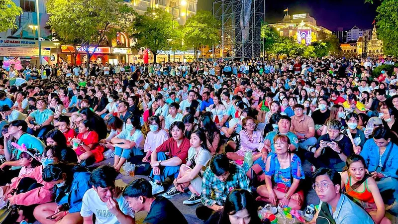 TPHCM đón 2023, người dân nôn nao chờ đếm ngược, khu trung tâm chật cứng người