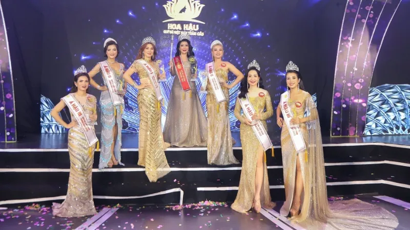 Những thí sinh đăng quang trong cuộc thi Hoa hậu Quý bà Việt Nam toàn cầu. Ảnh: Hoa hậu Quý bà Việt Nam toàn cầu