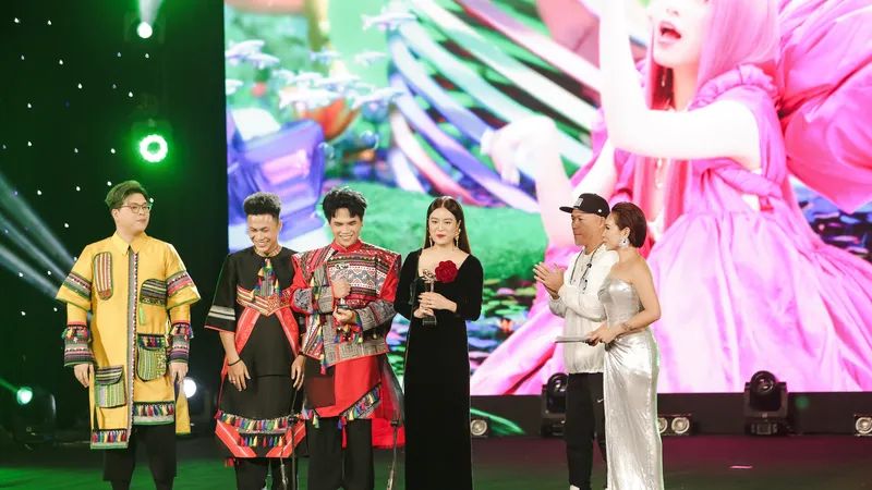 Hoàng Thùy Linh “thắng lớn” 5 hạng mục Làn Sóng Xanh 2022, Mỹ Tâm nhận giải Biểu tượng của năm