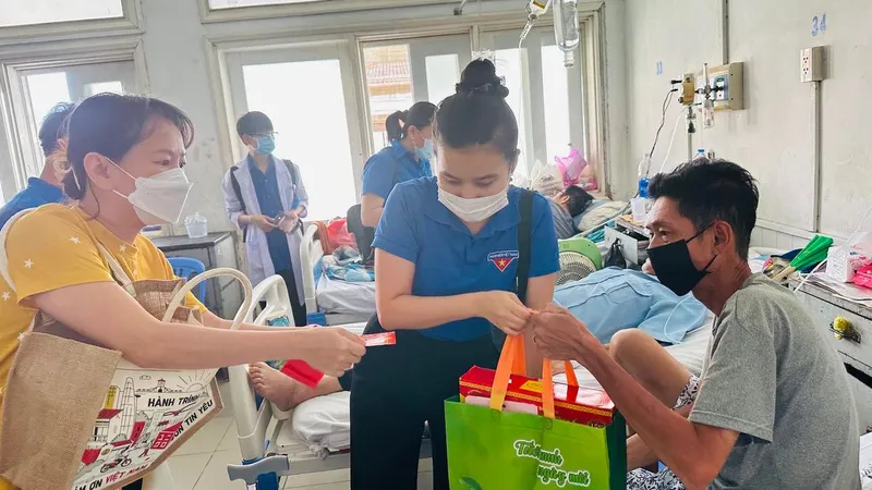 Mang “Xuân yêu thương” đến với hàng trăm bệnh nhân 
