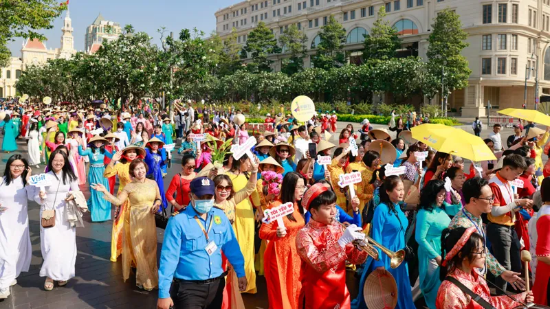 3.000 văn nghệ sĩ và người dân diễu hành “Tôi yêu áo dài Việt Nam”