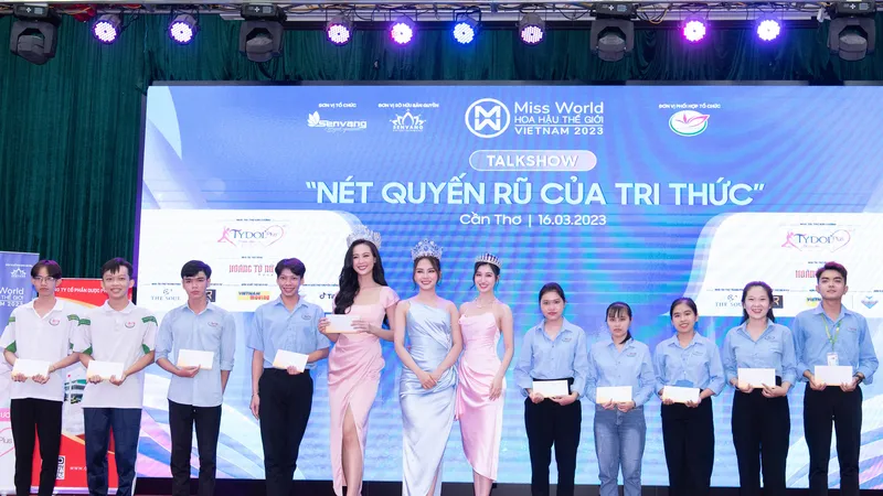 Hoa hậu Mai Phương, Bảo Ngọc, Phương Nhi trao học bổng cho sinh viên khó khăn