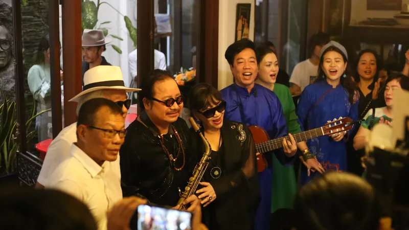Nghệ sĩ Trần Mạnh Tuấn biểu diễn saxophone trong đêm tưởng nhớ Trịnh Công Sơn