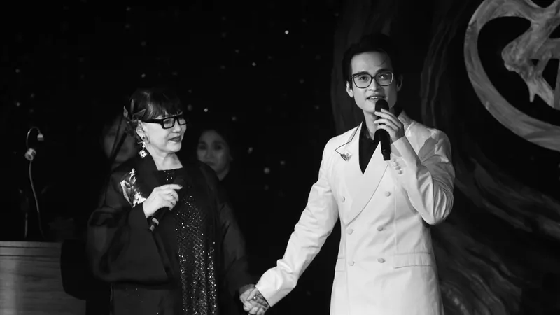 Trịnh Vĩnh Trinh song ca cùng Hà Anh Tuấn trong “The Legend Concert 01 - Trịnh Công Sơn”