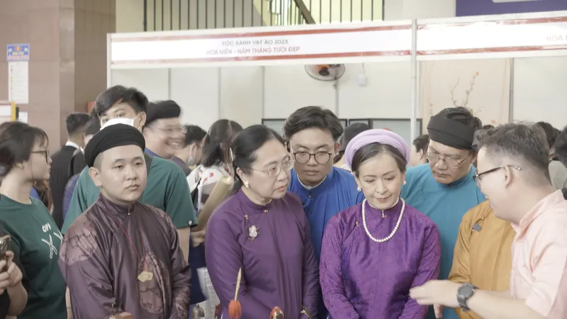 Hàng ngàn bạn trẻ tìm hiểu văn hóa từ Ngày hội Việt phục “Tóc xanh vạt áo”