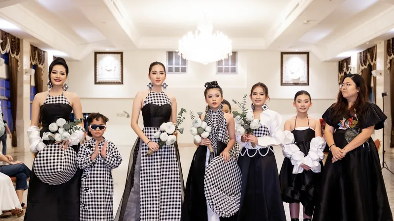 Nhà thiết kế Phương Hồ lăng xê khăn rằn Nam bộ tại Thái Lan