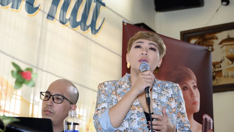 “Sầu nữ phòng trà” Hương Giang: Ngoài giọng hát, tổ nghề không cho tôi thêm gì 