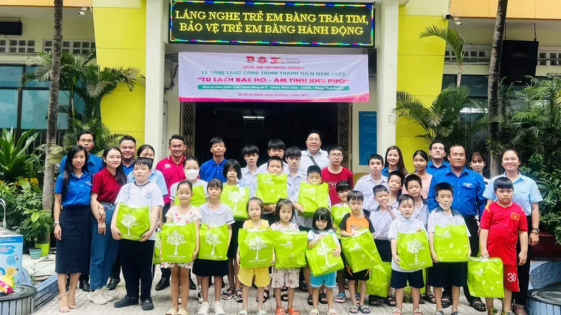 Trao tặng công trình “Tủ sách Bác Hồ - Ấm tình khu phố”