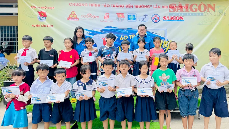 “Áo trắng đến trường” chăm lo học sinh vùng biên Tây Ninh