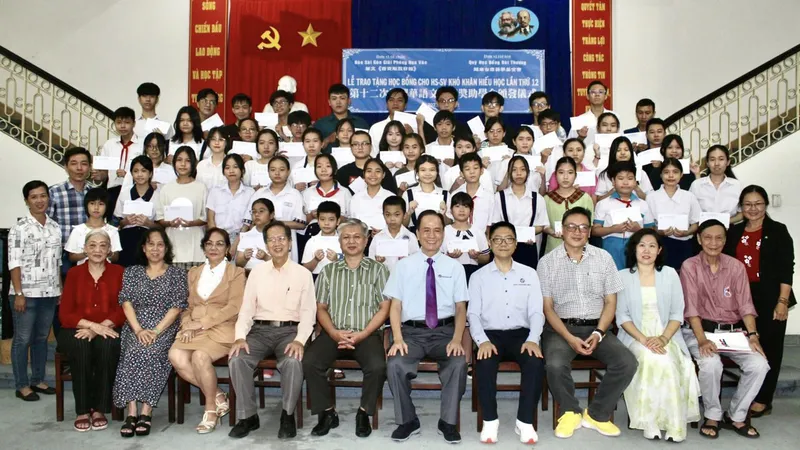 Chăm lo cho 55 sinh viên, học sinh khó khăn hiếu học
