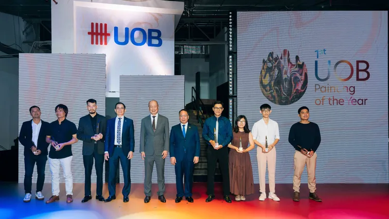 Tác phẩm vẽ Nhà thờ lớn Hà Nội trên nắp capo ôtô đoạt giải UOB Painting of the Year tại Việt Nam