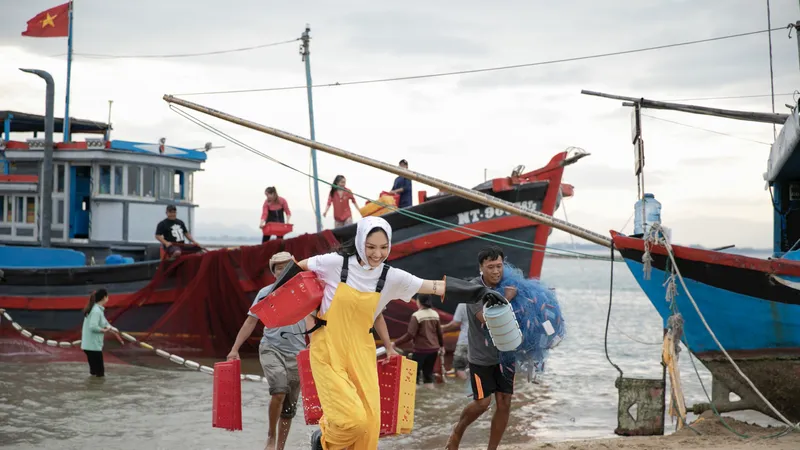 Không còn “phá đám cưới” người yêu cũ, Miu Lê hóa ngư dân trong “Cô đơn đã quá bình thường”