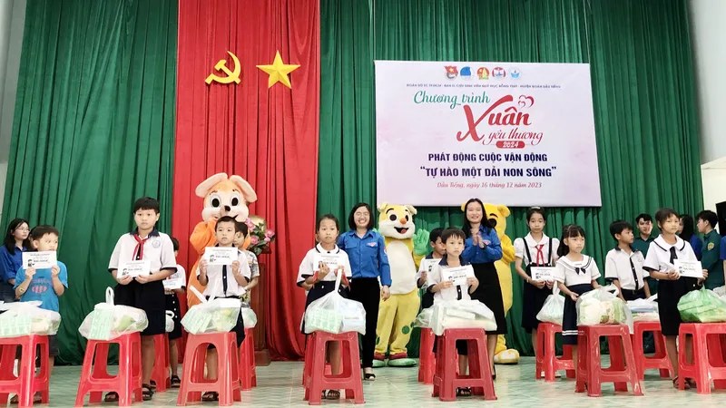 Mang “Xuân yêu thương” đến học sinh khó khăn Bình Dương