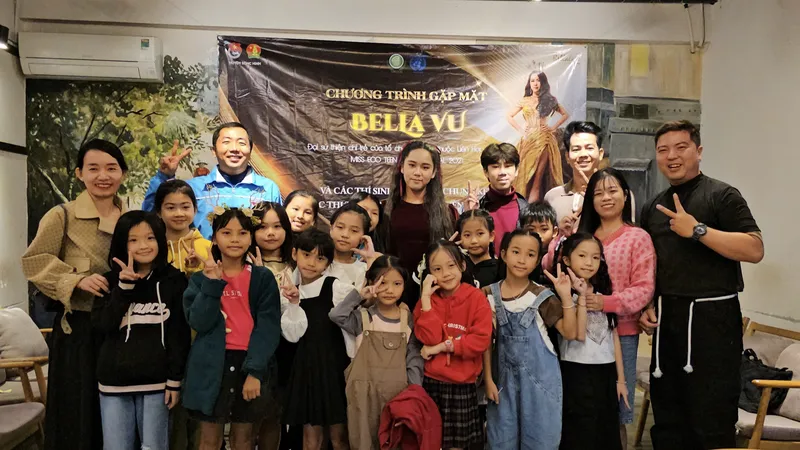 Bella Vũ trao tặng 70 phần quà cho trẻ em khó khăn dịp Giáng sinh
