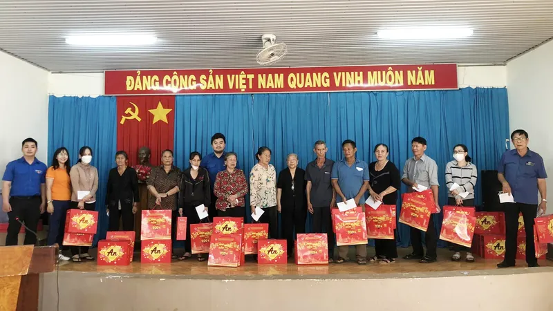 Trao quà tết đến người dân vùng căn cứ kháng chiến chống Mỹ cứu nước