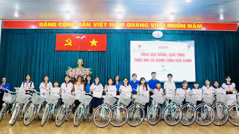 "Ngày Đoàn viên – Ngày làm việc tốt": Trao quà hỗ trợ học sinh khó khăn ở huyện Củ Chi