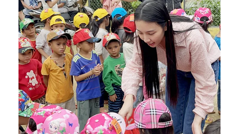 Hoa hậu Thùy Tiên mang điện lên hai điểm trường tại Quảng Nam