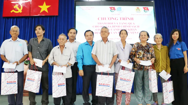 Báo SGGP chăm lo Mẹ Việt Nam Anh hùng, gia đình chính sách tại huyện Củ Chi