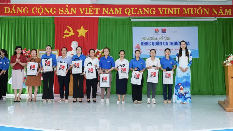 Hoa hậu Lê Hoàng Phương, NTK Nguyễn Việt Hùng trao 162 bộ áo dài tại Bình Thuận