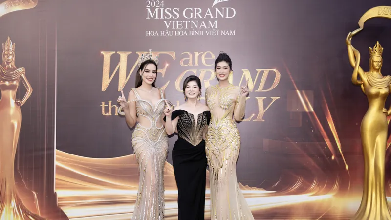 Hoa hậu Lê Hoàng Phương, Hoa hậu Đoàn Thiên Ân xuất hiện cùng Phó Chủ tịch Miss Grand International Teresa Chaivisut (giữa)