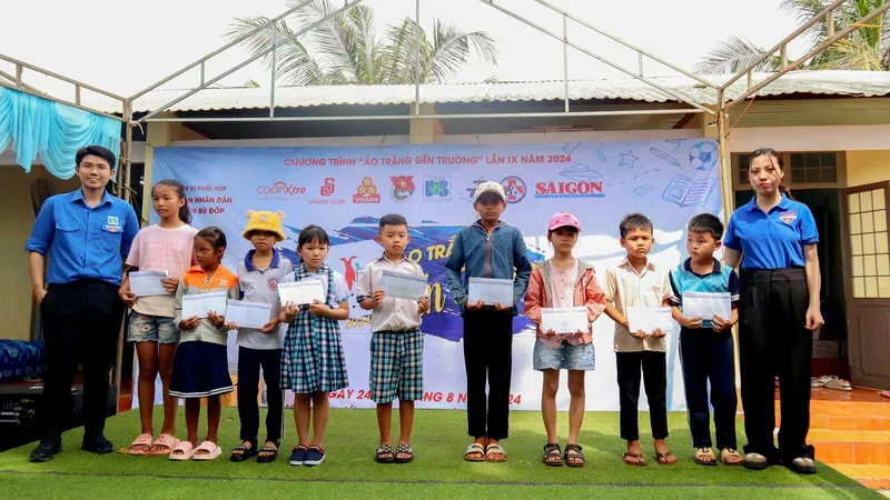 Trao học bổng, áo trắng đến trường tặng học sinh khó khăn Bình Phước