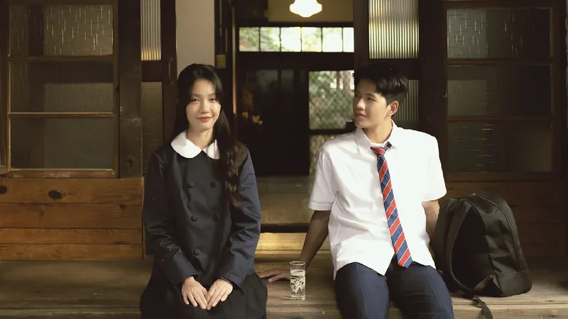 Hoàng Duyên ra mắt EP “Bình minh” và MV như phim điện ảnh thanh xuân